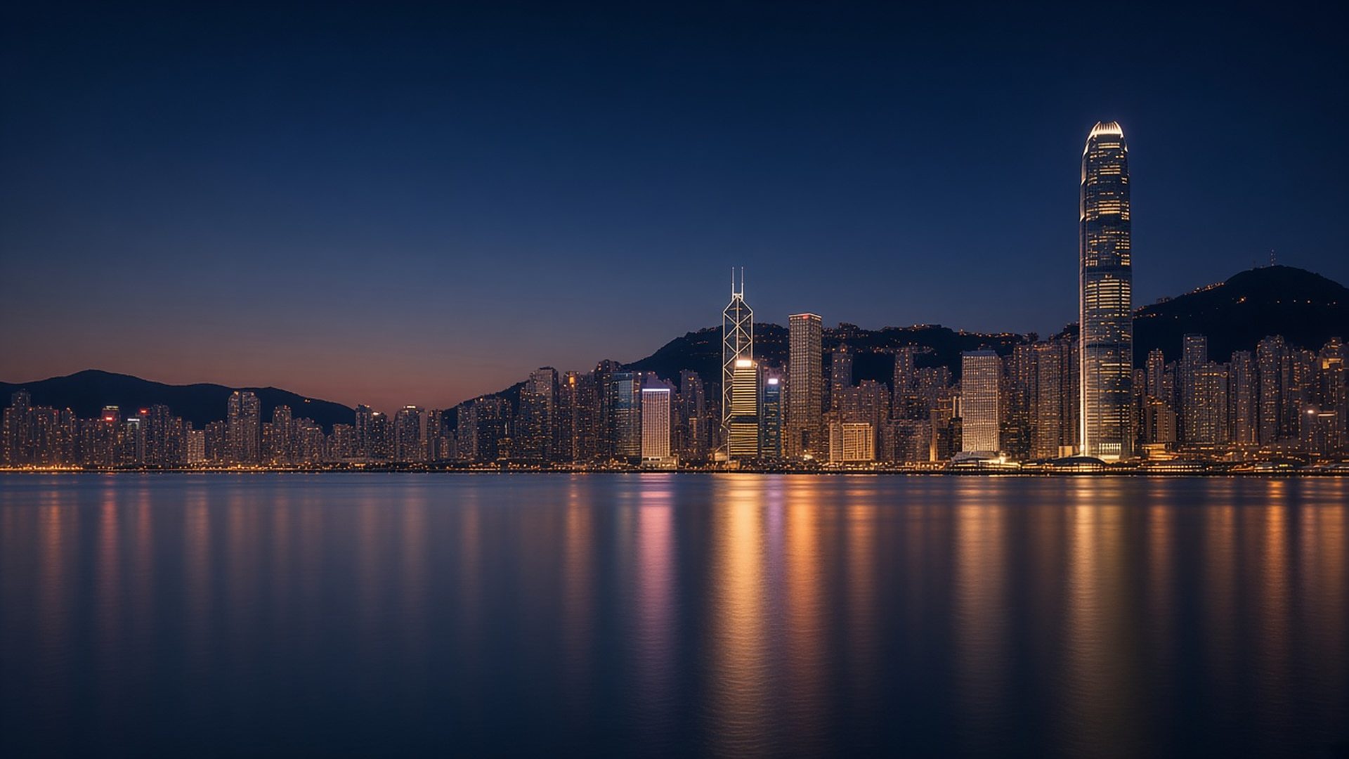 蓝调时分的维多利亚港，中环天际线、国际金融中心二期和中银大厦映衬着港岛山峦