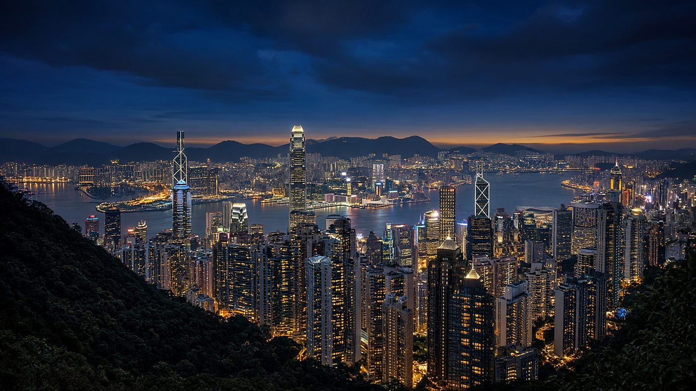 蓝调时分从太平山顶俯瞰香港，越过中环和维多利亚港远眺九龙